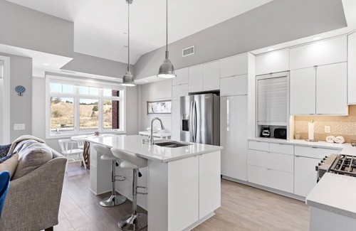 Grand Haven Condominio | Waterfront, Musical Fountain, Lake MI views, luxury condo downtown