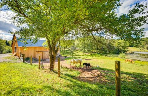New Albany Casa | Waterfront New Albany Retreat with Therapy Animals