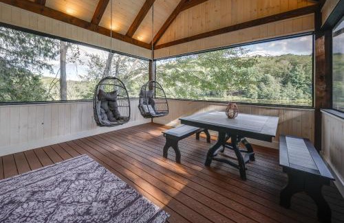 New Albany Casa | Waterfront New Albany Retreat with Therapy Animals