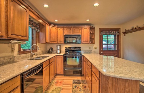 West Brookfield Casa | Casa frente al mar de Nueva Inglaterra en el lago Wickaboag!