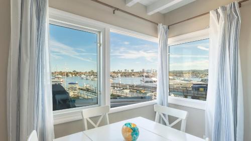 Balboa Peninsula Casa | Waterfront Newport Condos w. Dock Access Walk to Balboa Fun Zone and Beach