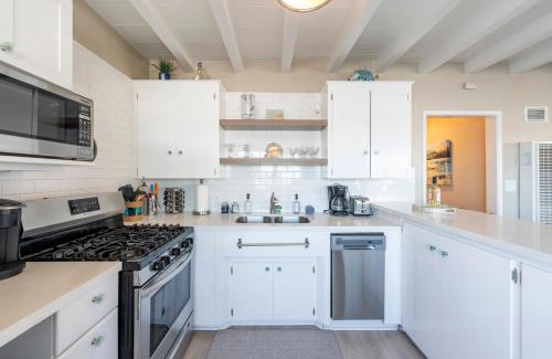 Balboa Peninsula Casa | Waterfront Newport Condos w. Dock Access Walk to Balboa Fun Zone and Beach