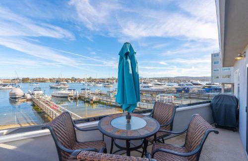 Balboa Peninsula Casa | Waterfront Newport Condos w. Dock Access Walk to Balboa Fun Zone and Beach