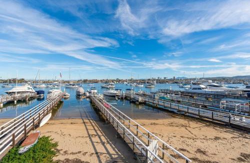 Balboa Peninsula Casa | Waterfront Newport Condos w. Dock Access Walk to Balboa Fun Zone and Beach