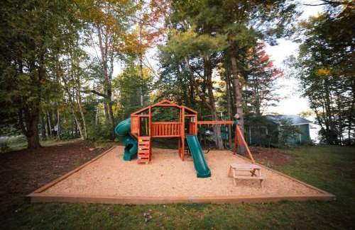 Algonquin Highlands Casa | Waterfront Night Owl Cottage on Halls Lake