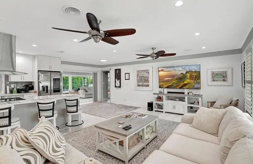 Lighthouse Point Apartamento | Waterfront Oasis with Pool, Games, & Hot Tub