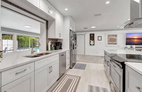 Lighthouse Point Apartamento | Waterfront Oasis with Pool, Games, & Hot Tub
