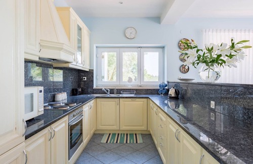 Mali Ston Apartamento | Waterfront Oasis by Interhome