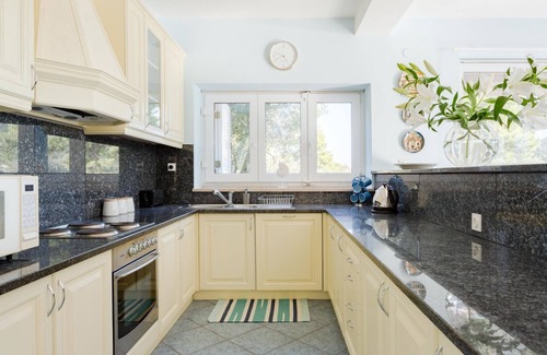 Mali Ston Apartamento | Waterfront Oasis by Interhome