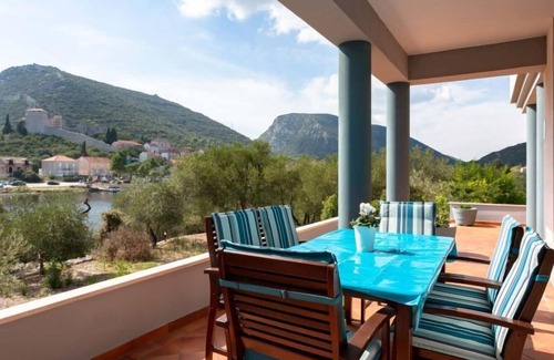 Mali Ston Apartamento | Waterfront Oasis by Interhome