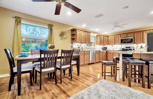 Temple Terrace Casa | Waterfront, oasis, family retreat, 5 minutes from theme park,