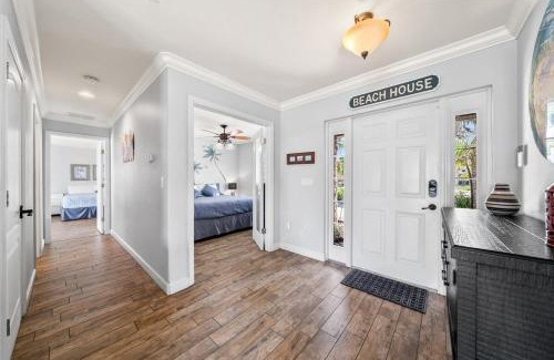 Cocoa Isles Casa | Waterfront Oasis1 blk to beach-Kayaks-Game room