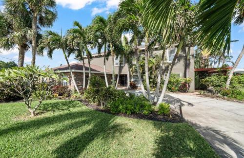 Cocoa Isles Casa | Waterfront Oasis1 blk to beach-Kayaks-Game room