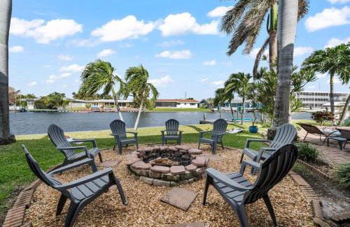 Cocoa Isles Casa | Waterfront Oasis1 blk to beach-Kayaks-Game room