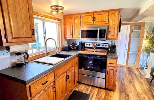 Oconto Cabina | Waterfront Oconto Cabin – 2BR Retreat w/ Pier & Free Kayaks, Dogs OK