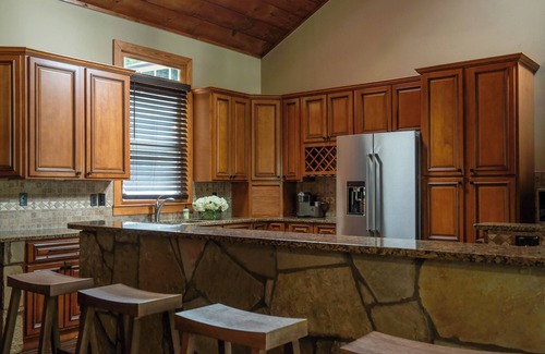 Oakwood Casa | Waterfront on Lake Lanier-updated home with Dock close to golf and 1 hour to UGA