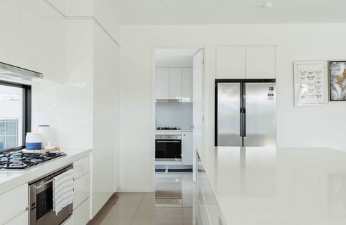Helensvale Apartamento | Waterfront Oriental style Home w/ Private Pontoon