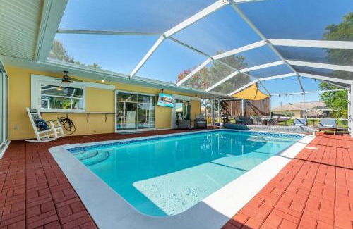 Yacht Club Casa | Waterfront! Oversize Corner Yard, Dock w/lift, Hot Tub & Pool - Villa Tropical Calusa - Roelens