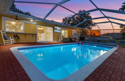 Yacht Club Casa | Waterfront! Oversize Corner Yard, Dock w/lift, Hot Tub & Pool - Villa Tropical Calusa - Roelens