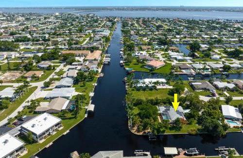Yacht Club Casa | Waterfront! Oversize Corner Yard, Dock w/lift, Hot Tub & Pool - Villa Tropical Calusa - Roelens
