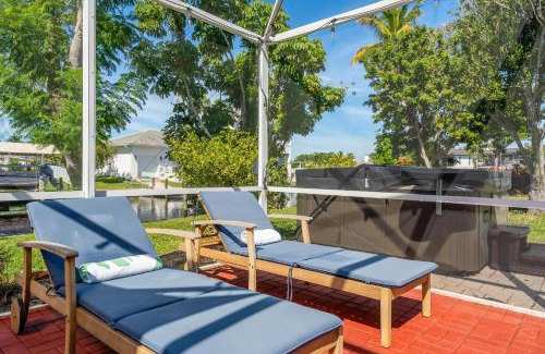 Yacht Club Casa | Waterfront! Oversize Corner Yard, Dock w/lift, Hot Tub & Pool - Villa Tropical Calusa - Roelens