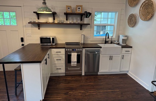 Hiwassee Cabaña | Waterfront Paddles & Pours Cottage on Claytor Lake