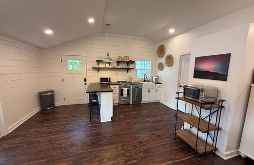 Hiwassee Cabaña | Waterfront Paddles & Pours Cottage on Claytor Lake