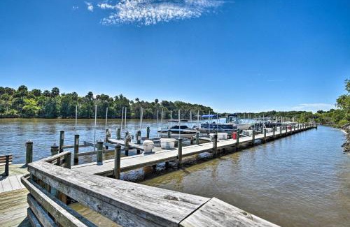 Palm Coast Apartamento | Waterfront Palm Coast Condo with Boat Dock and Pool!