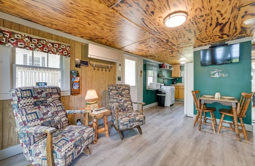 Carp Lake Cabaña | ¡NUEVO! Waterfront Paradise Lake Cottage w / Pvt Dock!