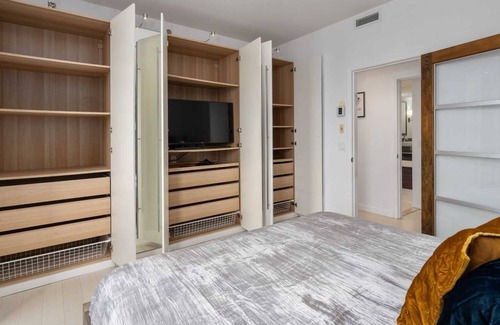 Montreal Condominio | Waterfront penthouse with 1000 square feet patio