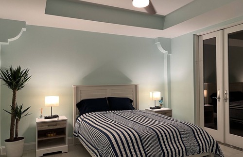 Bonita Springs Casa | Suite para huéspedes frente al mar con piscina, mini playa y bote de remos