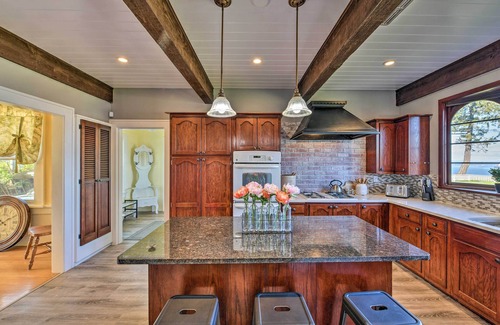 Port Angeles Cabaña | Waterfront Port Angeles Home w/ Harbor Views