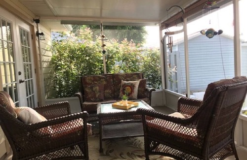 Indian Harbor Estates Casa | Waterfront private home located in Oak Hill - Edgewater area.