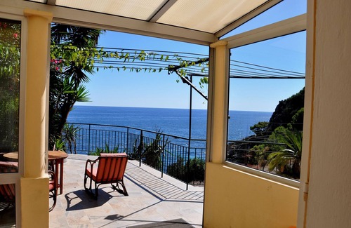 Alpes-Maritimes Villa | Villa privada junto al mar, a 50 metros de la playa, en un valle verde al lado de Monte Carlo