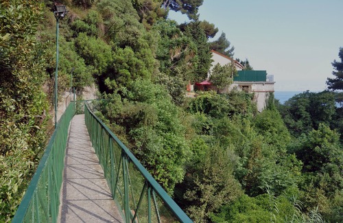 Alpes-Maritimes Villa | Villa privada junto al mar, a 50 metros de la playa, en un valle verde al lado de Monte Carlo