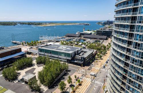 Central Waterfront Apartamento | Waterfront Queens Quay West