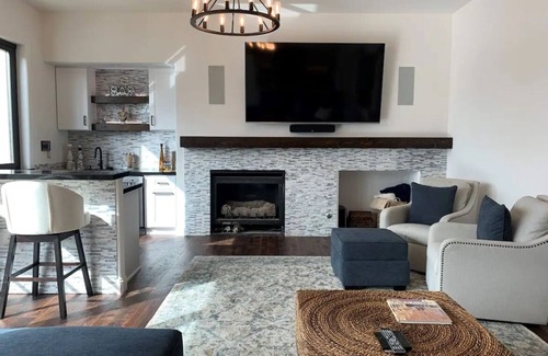 Discovery Bay Casa | Waterfront Remodeled House close to FAST Water