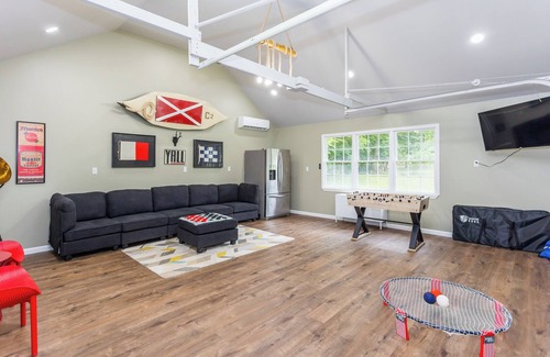 Shenandoah Casa | Waterfront Renovated Modern A-Frame Hot Tub Game Room Kayaks