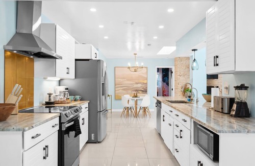 Coral Ridge Isles Casa | Waterfront Retreat, Heated Pool* 6 bedrooms, arcade