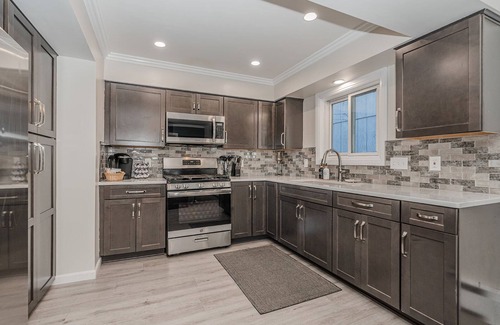 Anchorville Casa | Waterfront Retreat! 9 Beds, Fishing, Sunsets, Fire Table, Indoor&Outdoor Games!