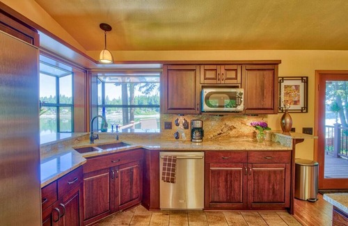 Shelton Casa | Waterfront retreat on Hammersley Inlet, 3-bedrooms, sleeps 8, with AC