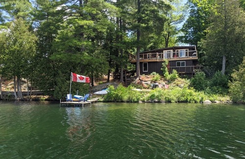 Lanark Highlands Casa | Waterfront retreat on Robertson Lake