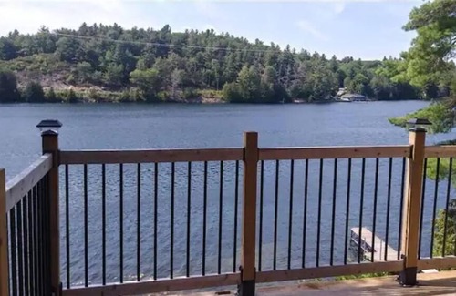 Lanark Highlands Casa | Waterfront retreat on Robertson Lake