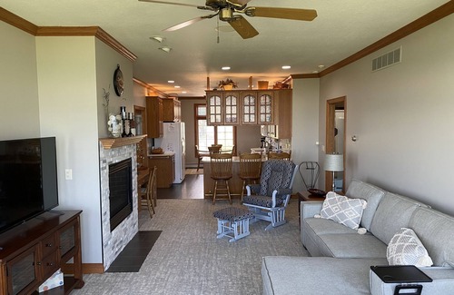 Bedford Casa | Waterfront Retreat - Romantic Get-away - Executive Travel (Lake Erie)