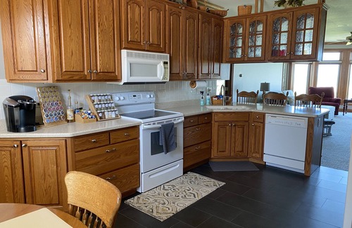 Bedford Casa | Waterfront Retreat - Romantic Get-away - Executive Travel (Lake Erie)