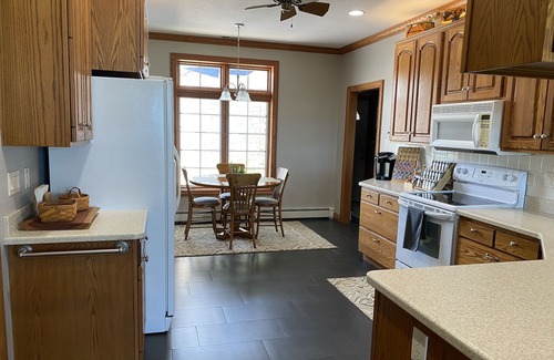 Bedford Casa | Waterfront Retreat - Romantic Get-away - Executive Travel (Lake Erie)