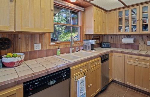 Sandpoint Casa | Waterfront Retreat Sleeps 16 w/ Guest House & 2 Docks