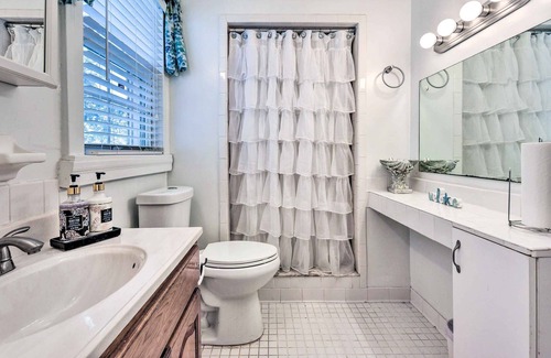 Lake Forest Apartamento | Waterfront Retreat w/ Dock & On-Site Fishing!