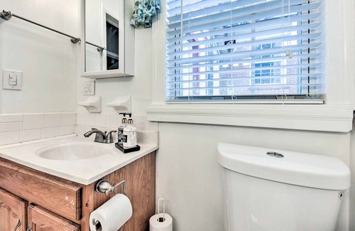 Lake Forest Apartamento | Waterfront Retreat w/ Dock & On-Site Fishing!