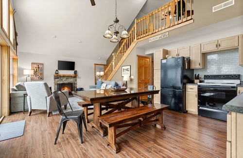 Idlewild Casa | Scenic Bayfront Cottage w/ Spacious Yard